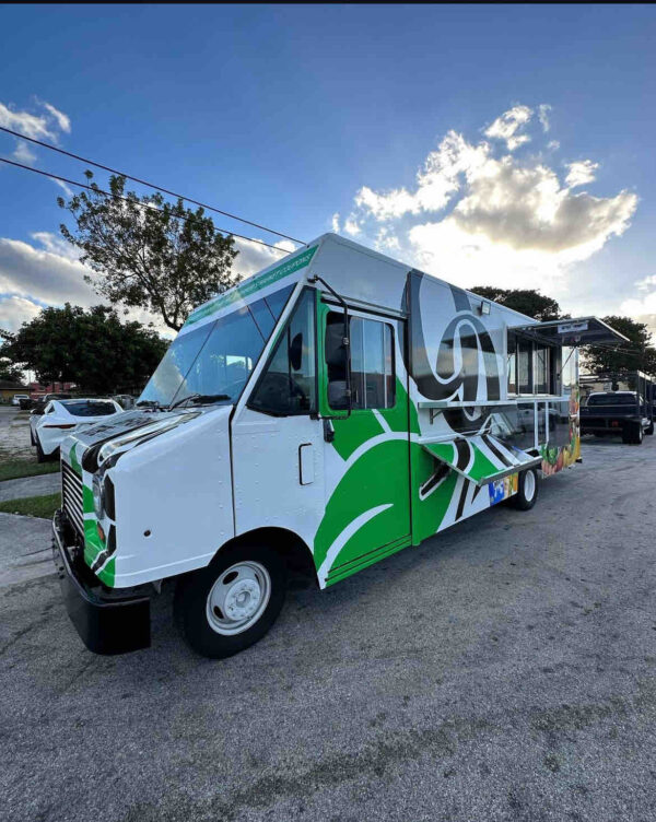 CUSTOM 18 FOOD TRUCK - Image 3