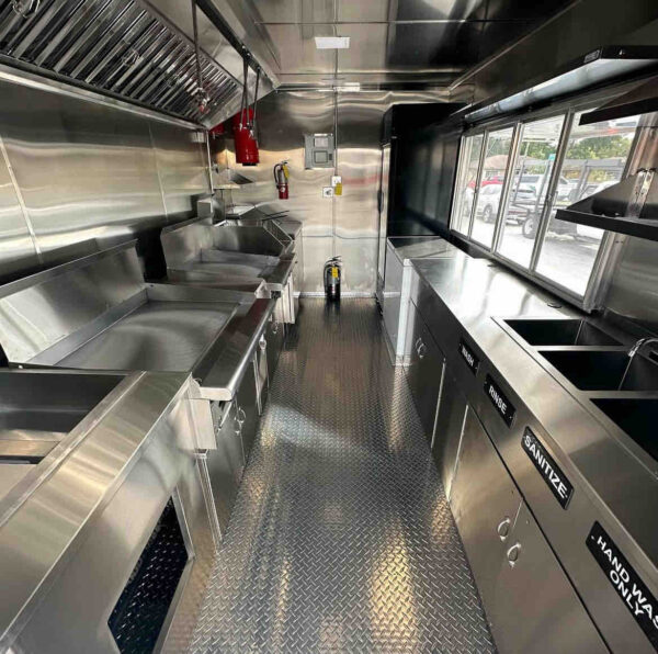 CUSTOM 18 FOOD TRUCK - Image 3
