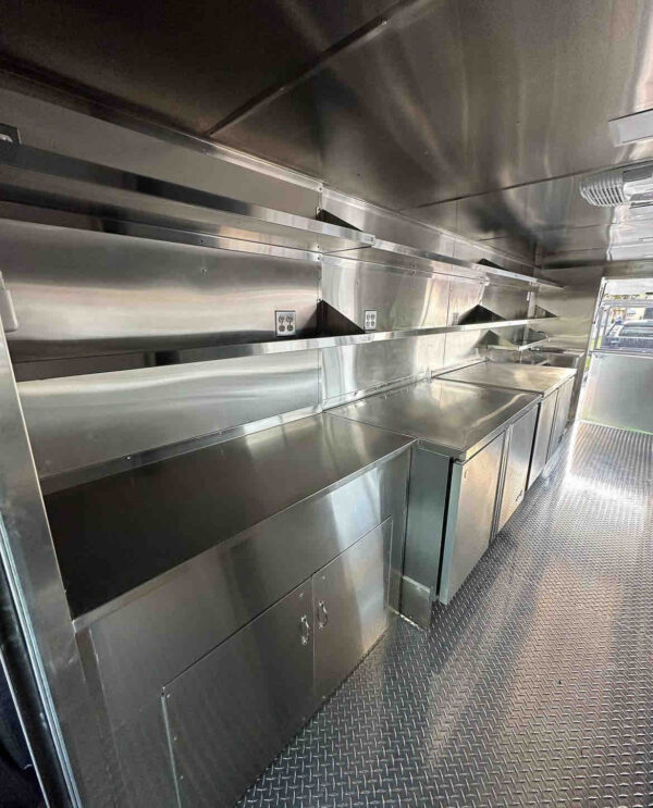 CUSTOM 18 FOOD TRUCK - Image 4