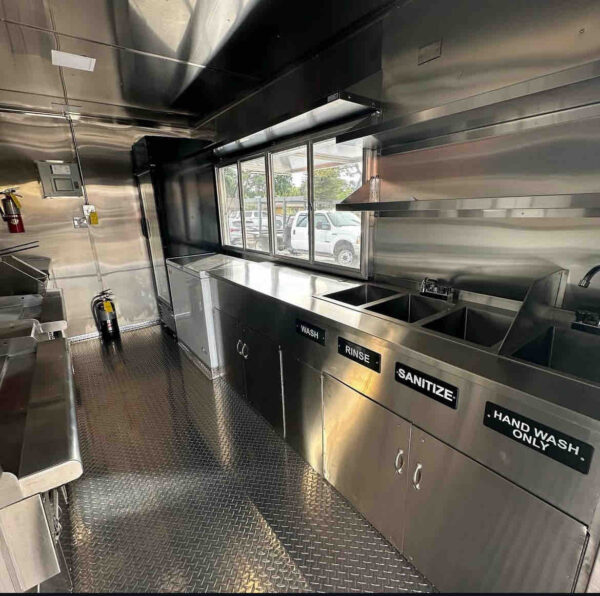 CUSTOM 18 FOOD TRUCK - Image 4
