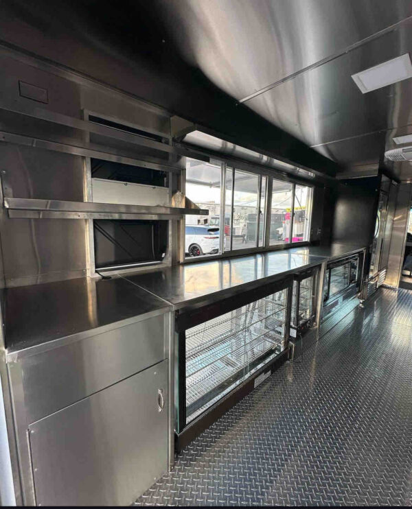 CUSTOM 18 FOOD TRUCK - Image 5
