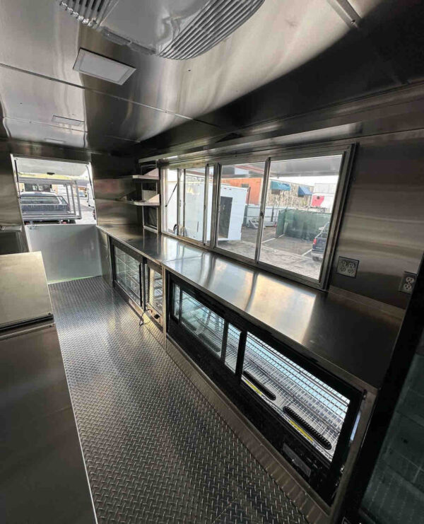 CUSTOM 18 FOOD TRUCK - Image 6